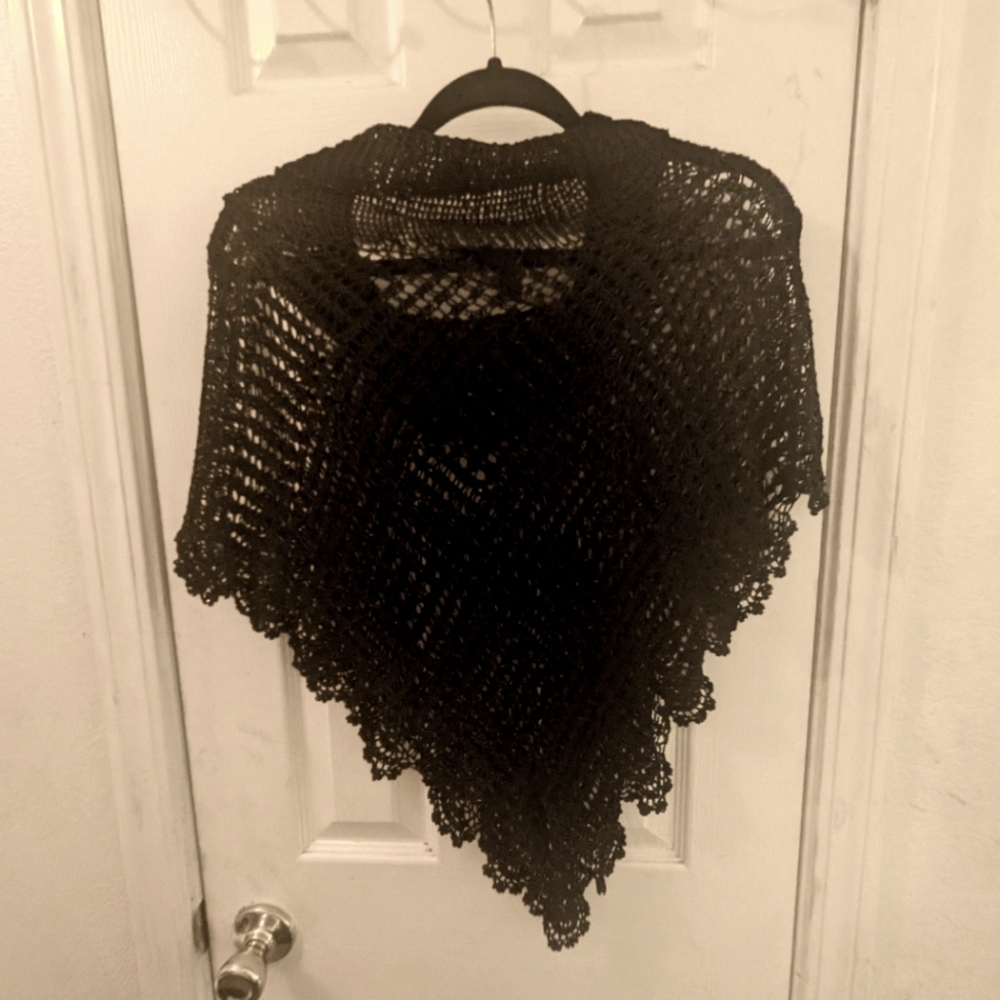 St. John's Evening Ladies' Black Beaded Crochet Scoop Neck Caplet Shawl - Picture 3 of 3